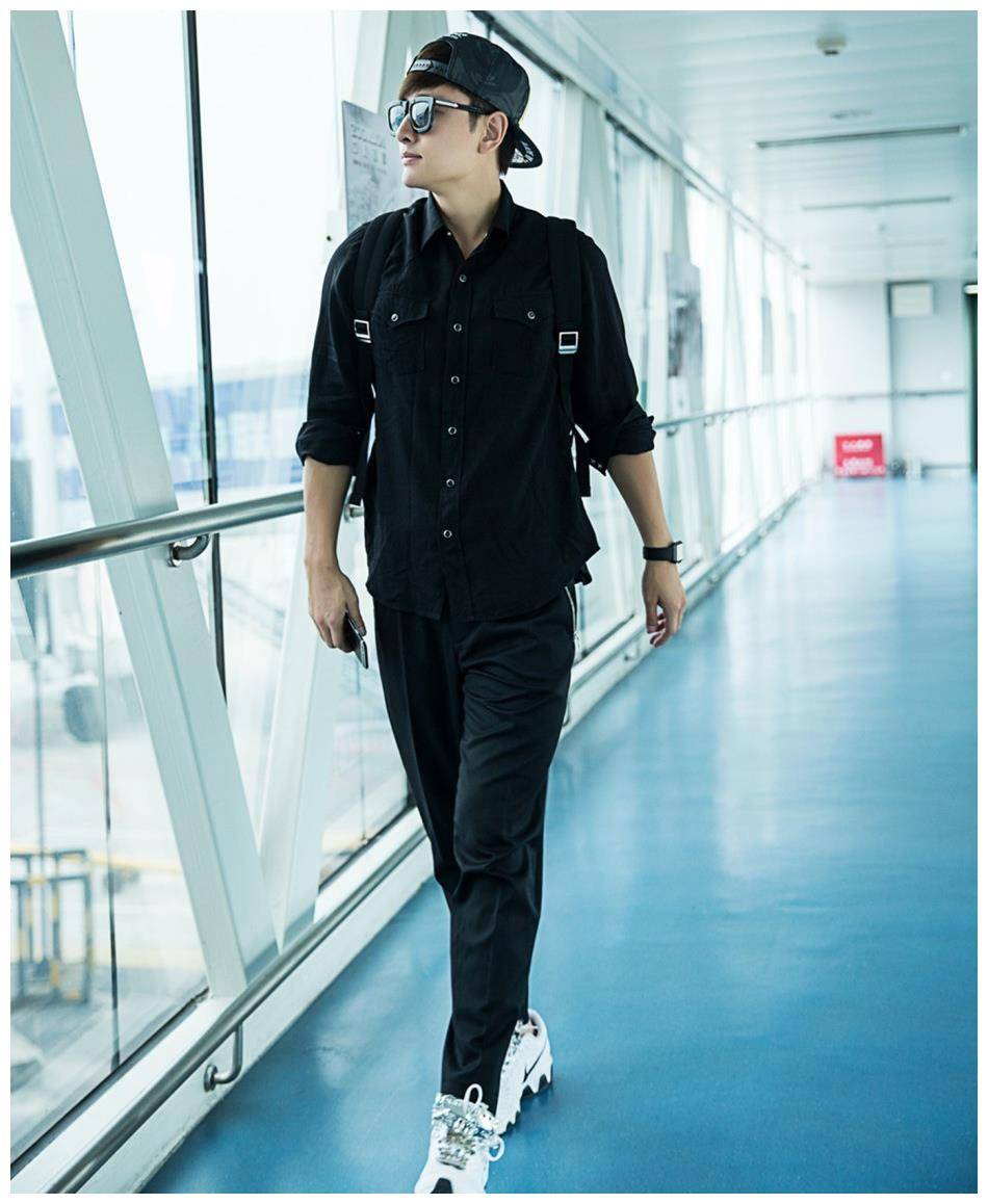 原创贾乃亮踩1万1黑靴亮相穿黑衣黑裤气场超a单身后更有魅力