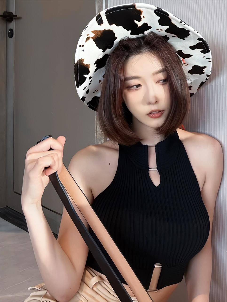 聂小雨扮牛仔拍照,手拿腰带往头上打,网友:这标准多少钱_视频_风格_好