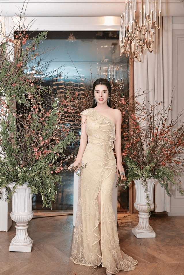 原创余晚晚真不愧是社交名媛和杨幂同框也抢镜和刘嘉玲同框占c位