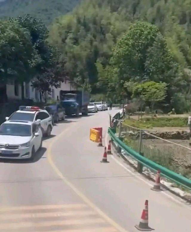 湖北老人坐路中多辆车下山被堵5小时，拍摄者：民警到后才让过去