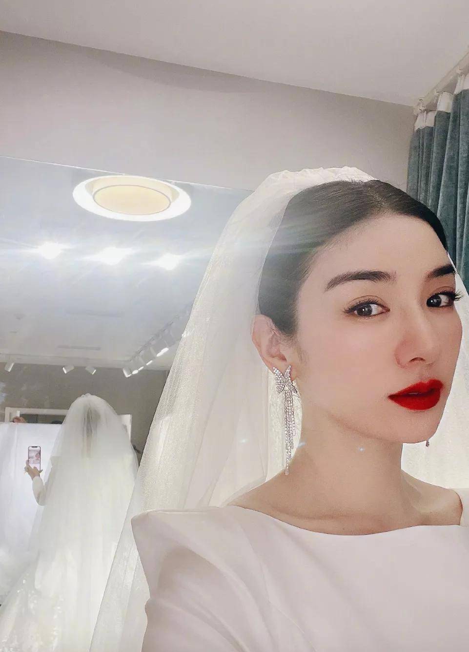 原创黄奕婚纱造型曝光44岁颜值美成女王单身妈妈也能独自美丽