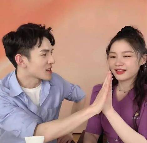 金靖与舒奕橙恋情曝光接女友下班同回公寓男方态度过于冷漠