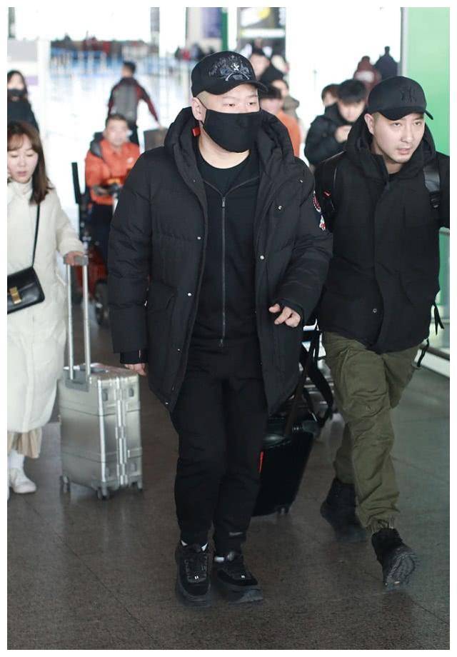 岳云鹏机场造型真随便,一身低调保暖装太真实,怪不得郭德纲捧他