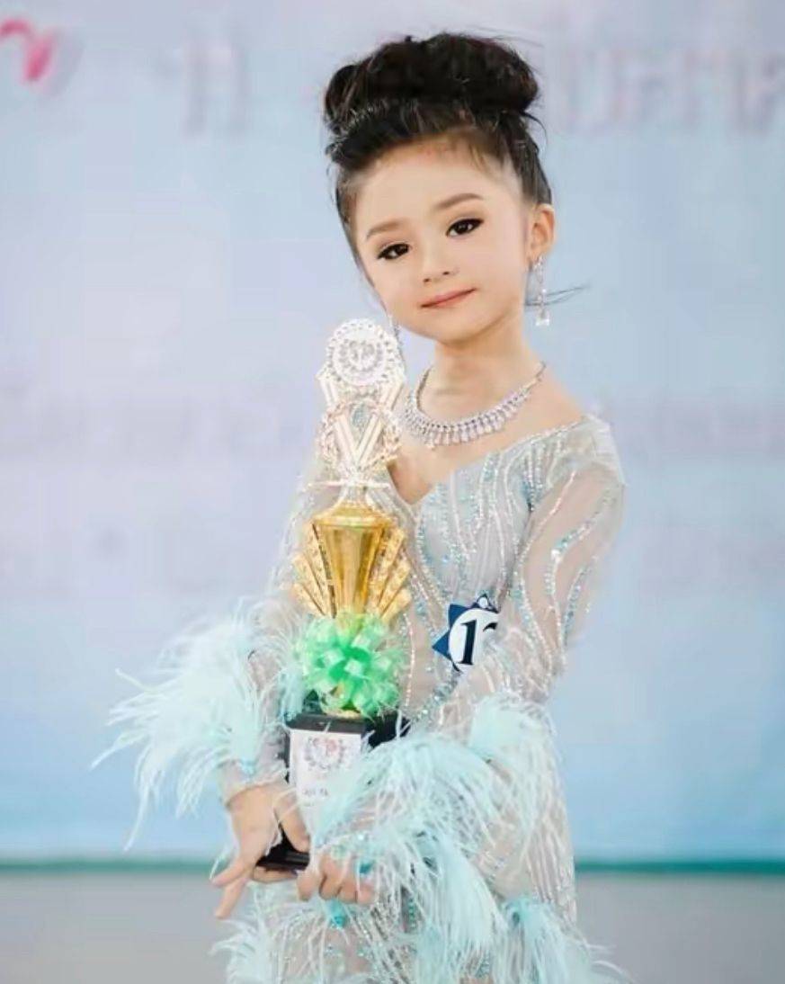 原创泰国6岁小女孩走t台选美获得冠军拿奖杯很淡定神似杨幂赵丽颖