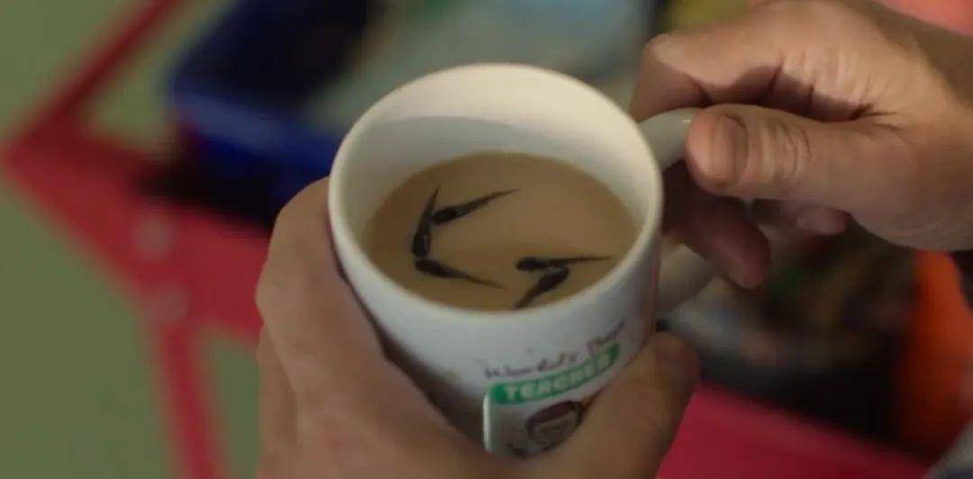 一杯煮熟的蝌蚪茶 .