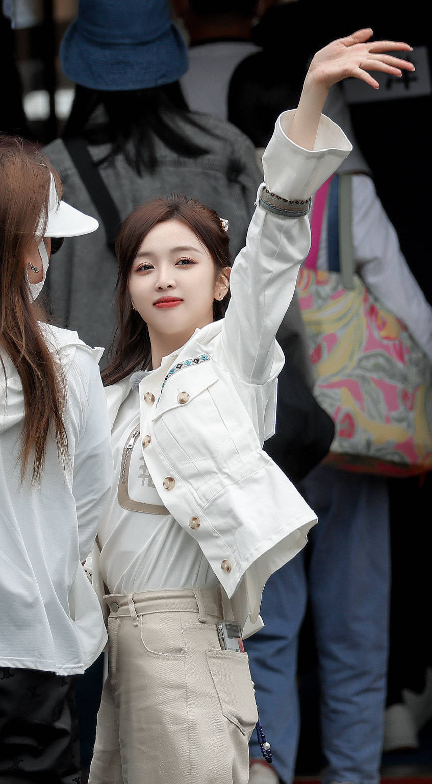 吴宣仪奔跑吧路透曝光挥手比心俏皮可爱