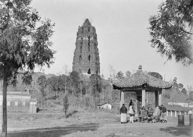 百年前杭州老照片：雷峰塔摇摇欲坠，岳飞墓地完好，秦桧跪像加装了栅栏