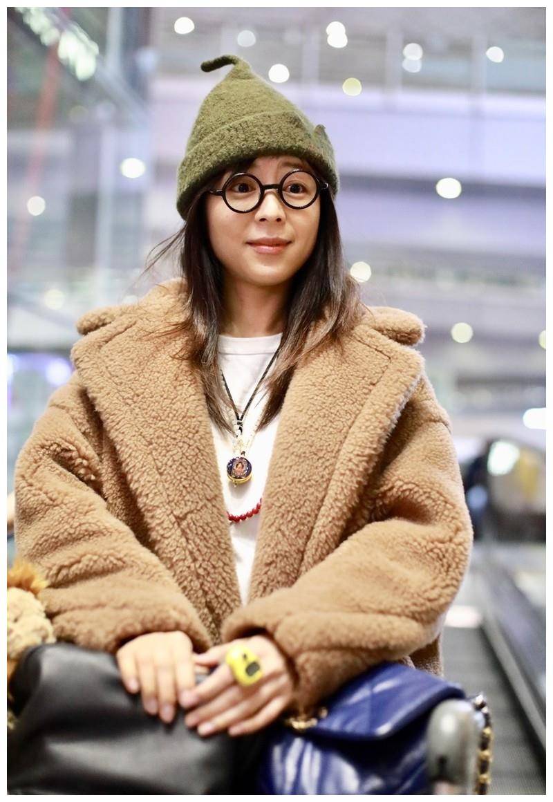 原创40岁张静初气质好高领衫配牛仔裤难掩好身材绿帽子真抢镜