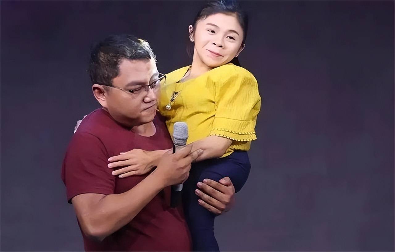 2015年,90厘米袖珍女孩不顾医生反对执意生子,现状让人叹息_康丽_工作