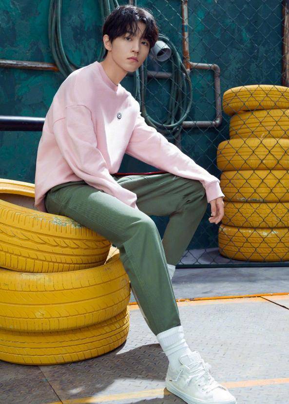 别人穿袜子都是穿在裤子里,唯独王俊凯例外,套在裤子外意外好看_白色