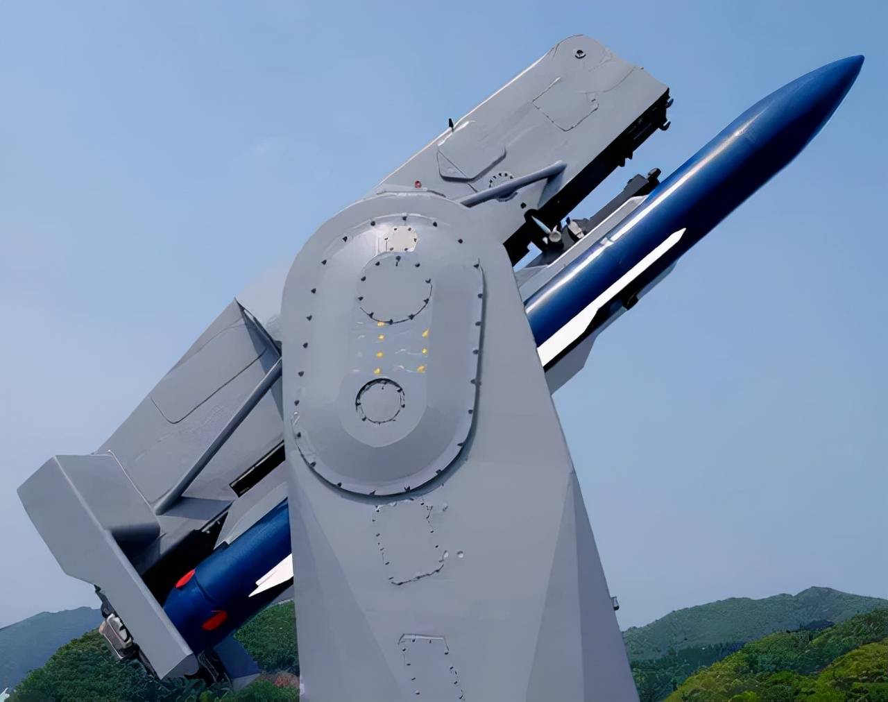 之间,用舰首的mk-13单臂导弹发射架发射了一枚「标准」sm-1防空导弹