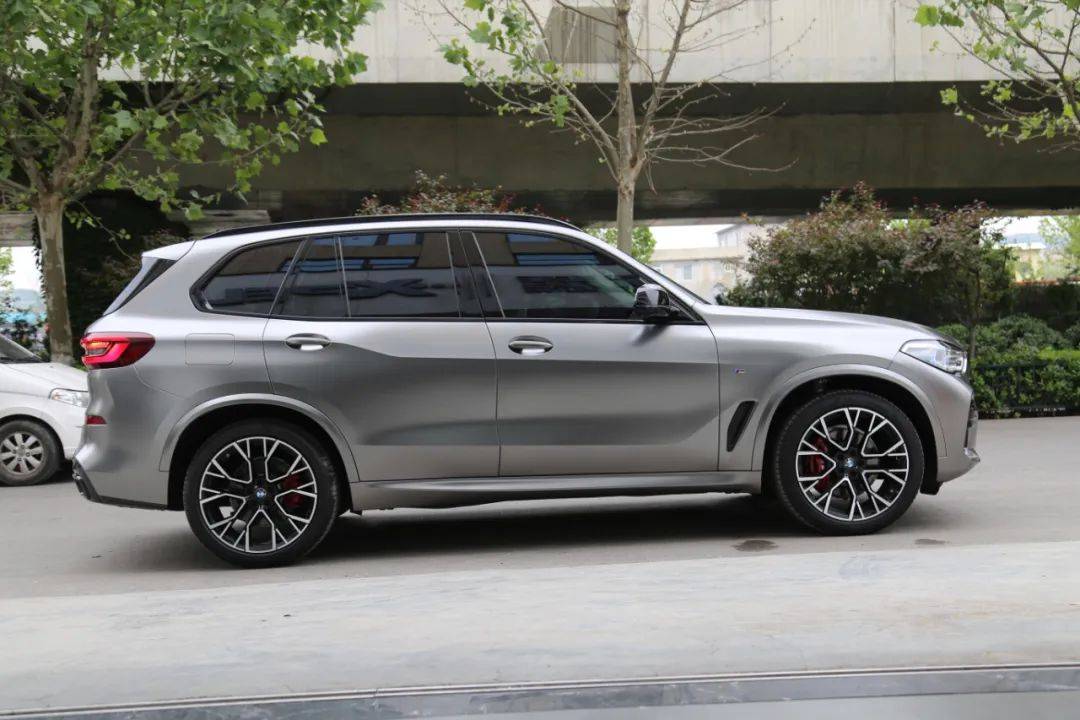 宝马x5全车改色贴膜液态金属银