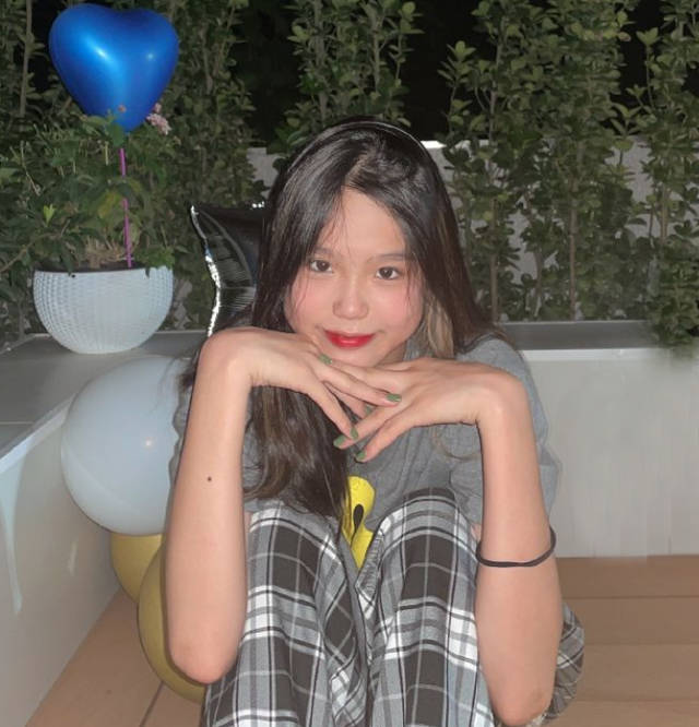 钟丽缇的二女儿好成熟，14岁涂红唇化淡妆，穿衣品味不输明星妈_t恤_张思捷_look