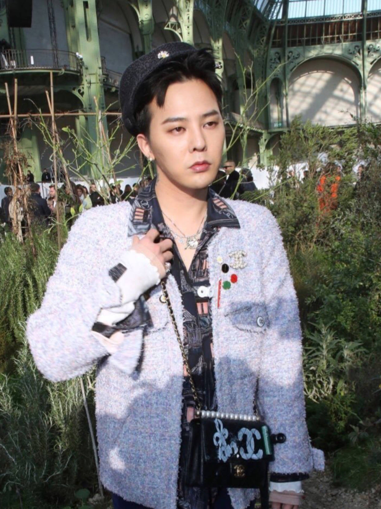 GD权志龙和王一博，穿粗花呢外套帅气又精致，男明星也爱小香风？_搜狐网, image size:1242x1656