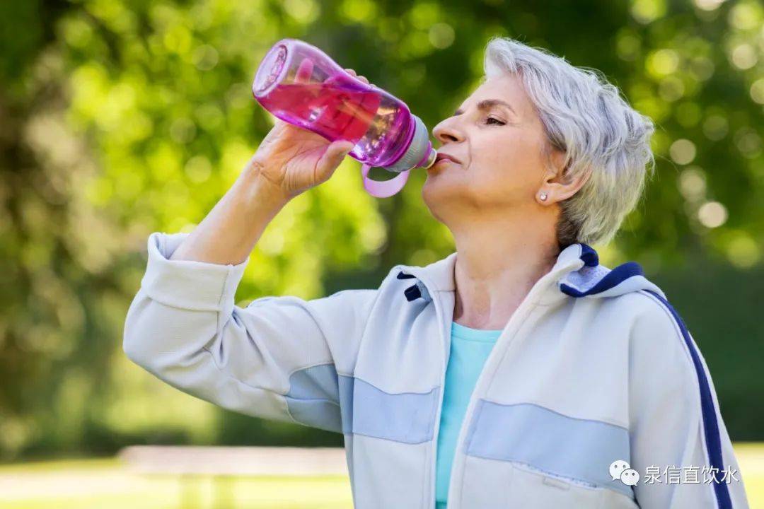 健康运动的饮水方式要注意运动中少量多次补水,一般为每隔15~20 分钟