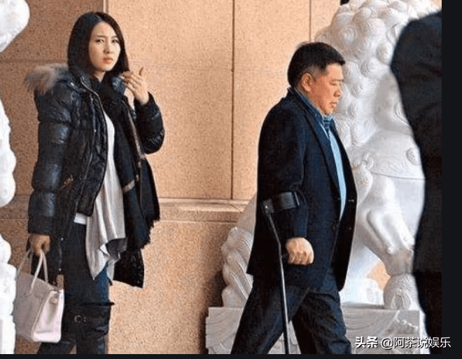 黎姿,马廷强夫妇就在这时候,"跛豪"马廷强默默的帮助她,出钱出力的