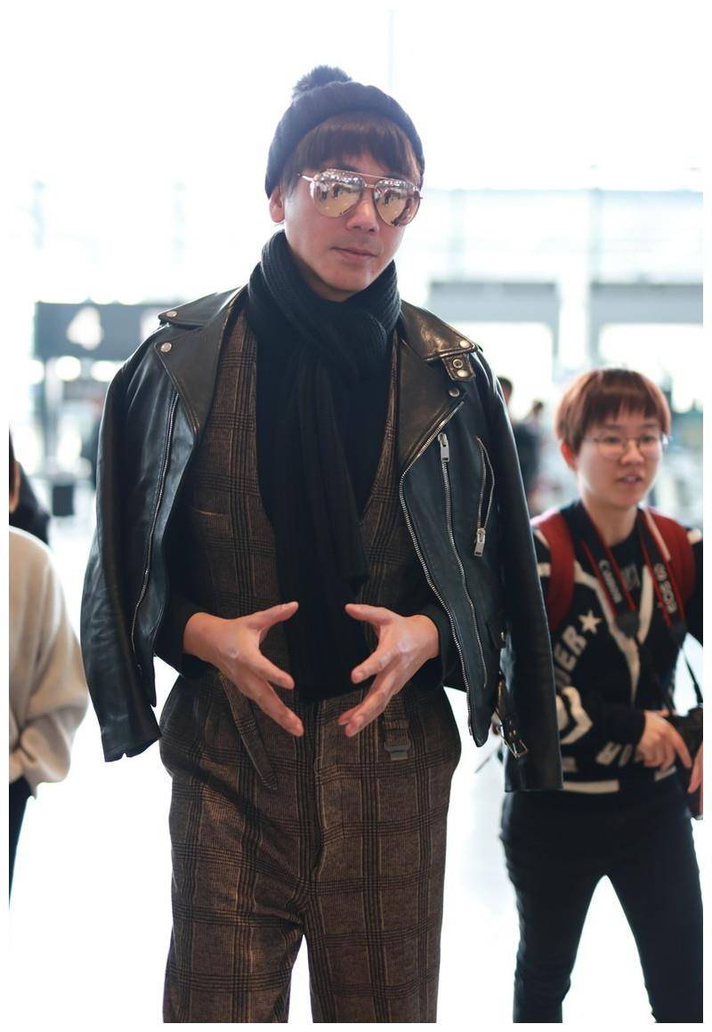 苏见信潇洒走机场机车皮衣配连身裤48岁还扮演潮男