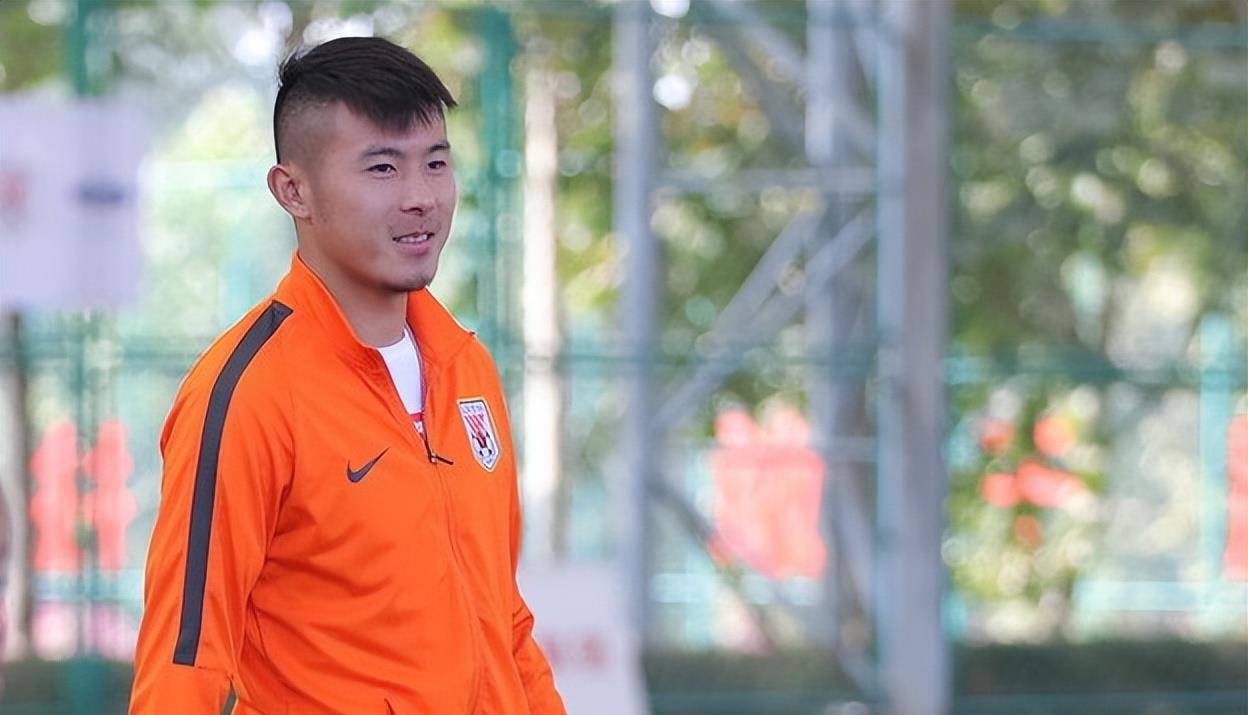 相比于王彤,刘彬彬,吴兴涵年少成名,很早就在鲁能一线队踢上主力.