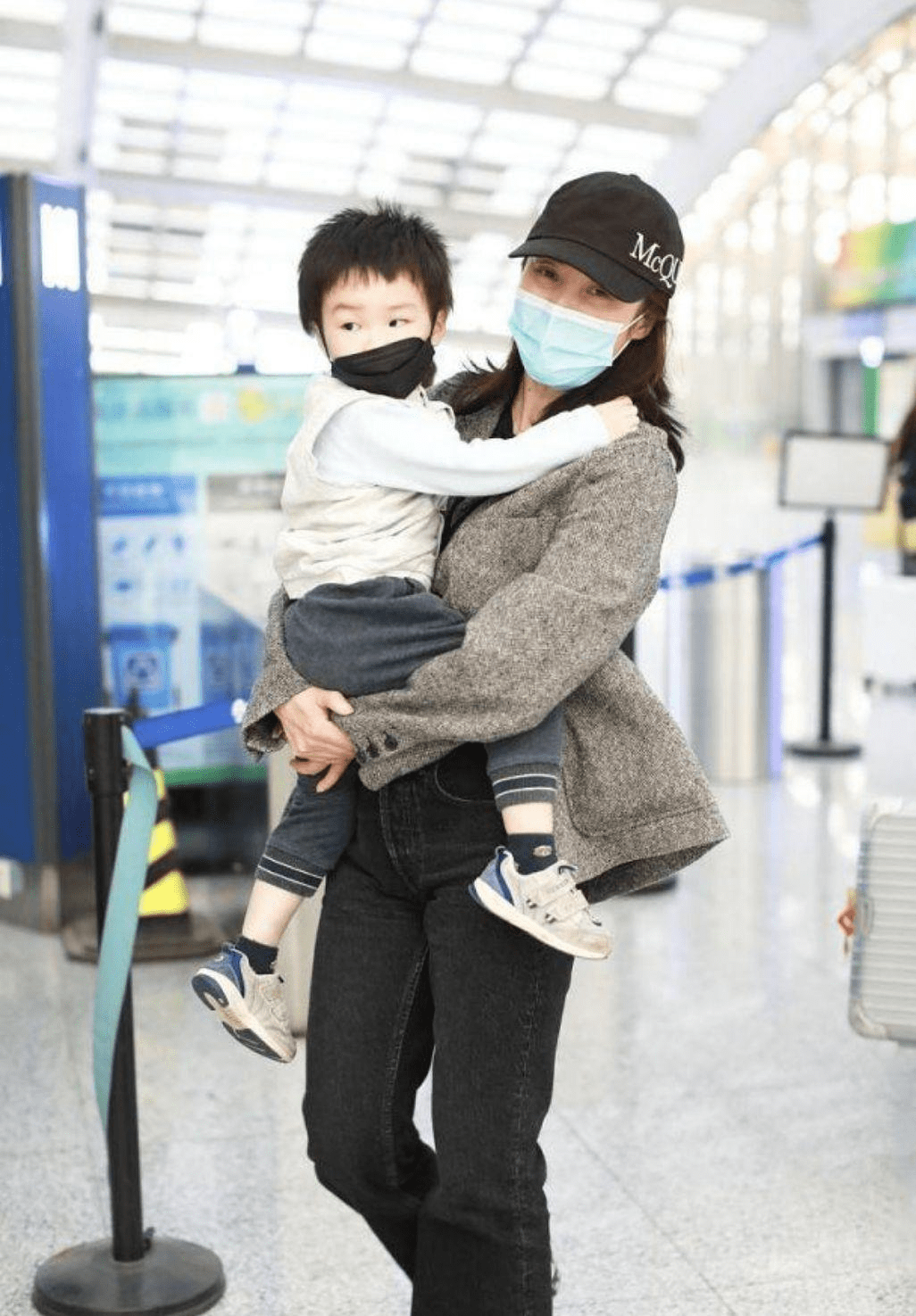 蒋勤勤一家四口同框,大儿子憨憨的不像星二代,长相太普通了!