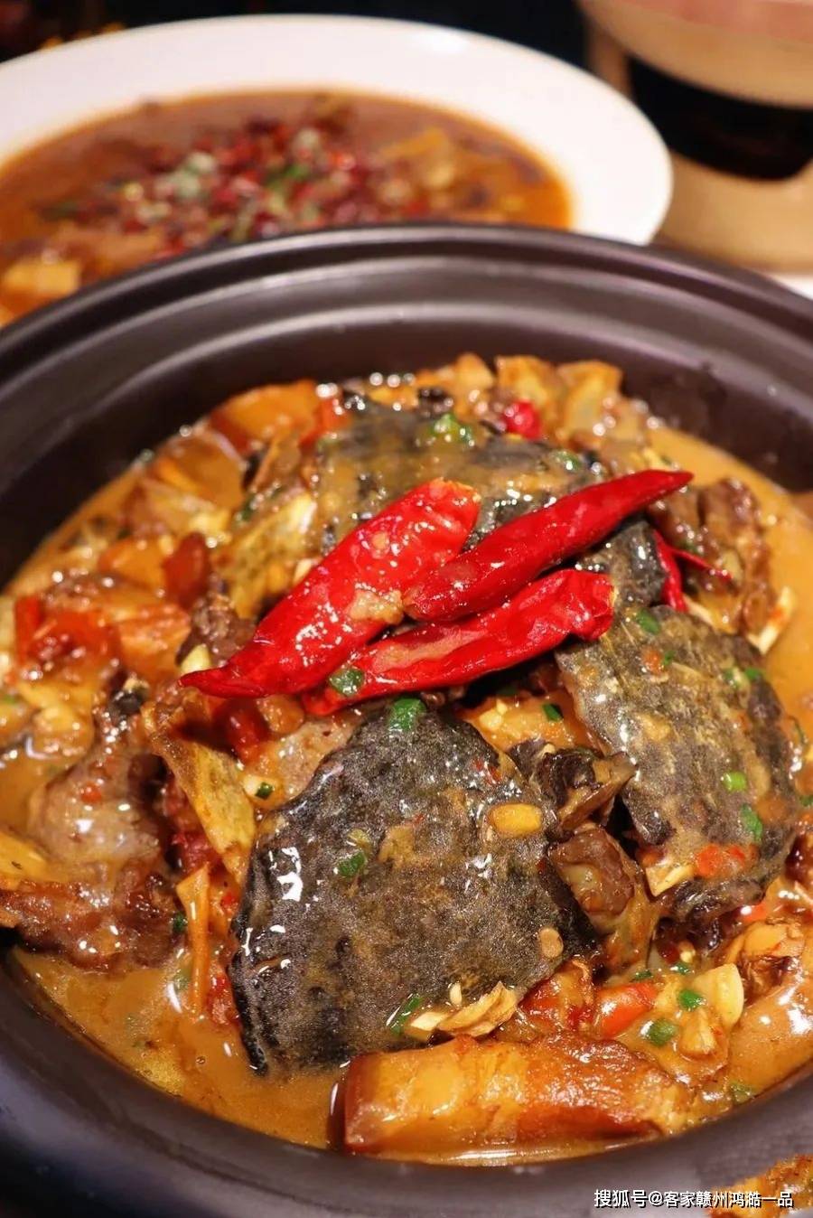 首先,主打菜是沙鳖子炒红烧肉,那小甲鱼口感尤为滑嫩,带着动感的火辣