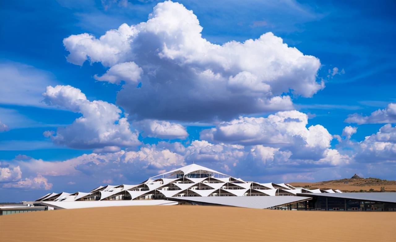 内蒙古有一沙漠景区，集度假、观光为一体，被赞黄河的金腰带