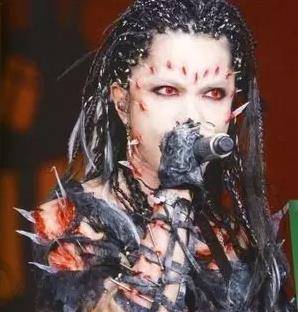 "库洛洛"原型,娱乐圈真女装大佬,神仙颜值的国外摇滚大神来了_hyde