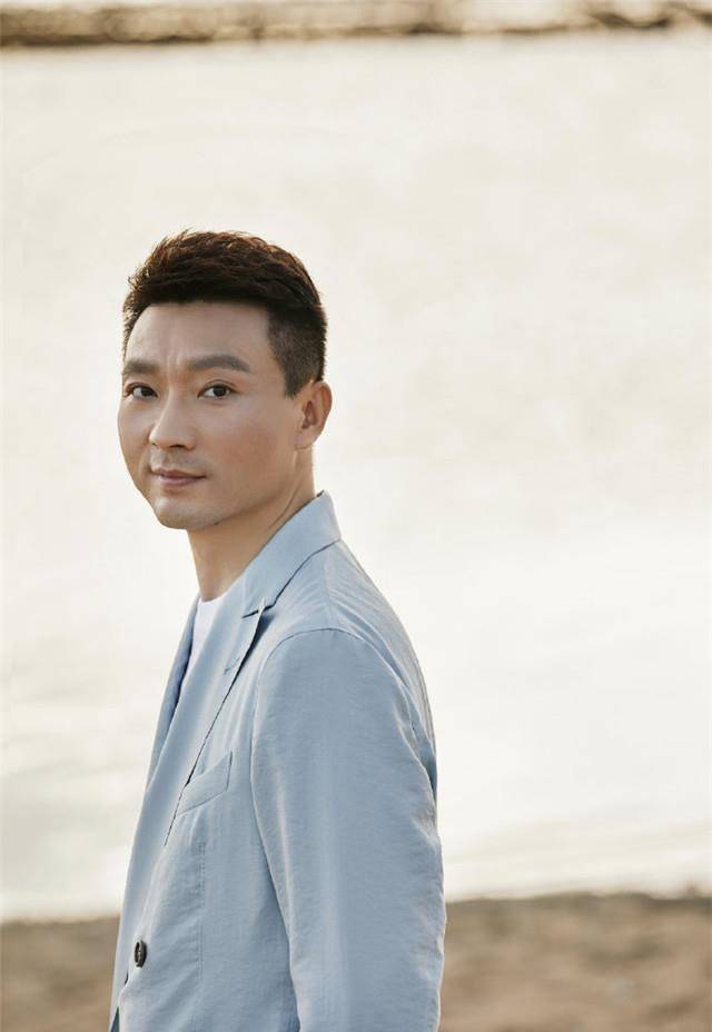 原创电视主持人康辉写真大片曝光浅蓝色西装出镜风格大变帅气满满