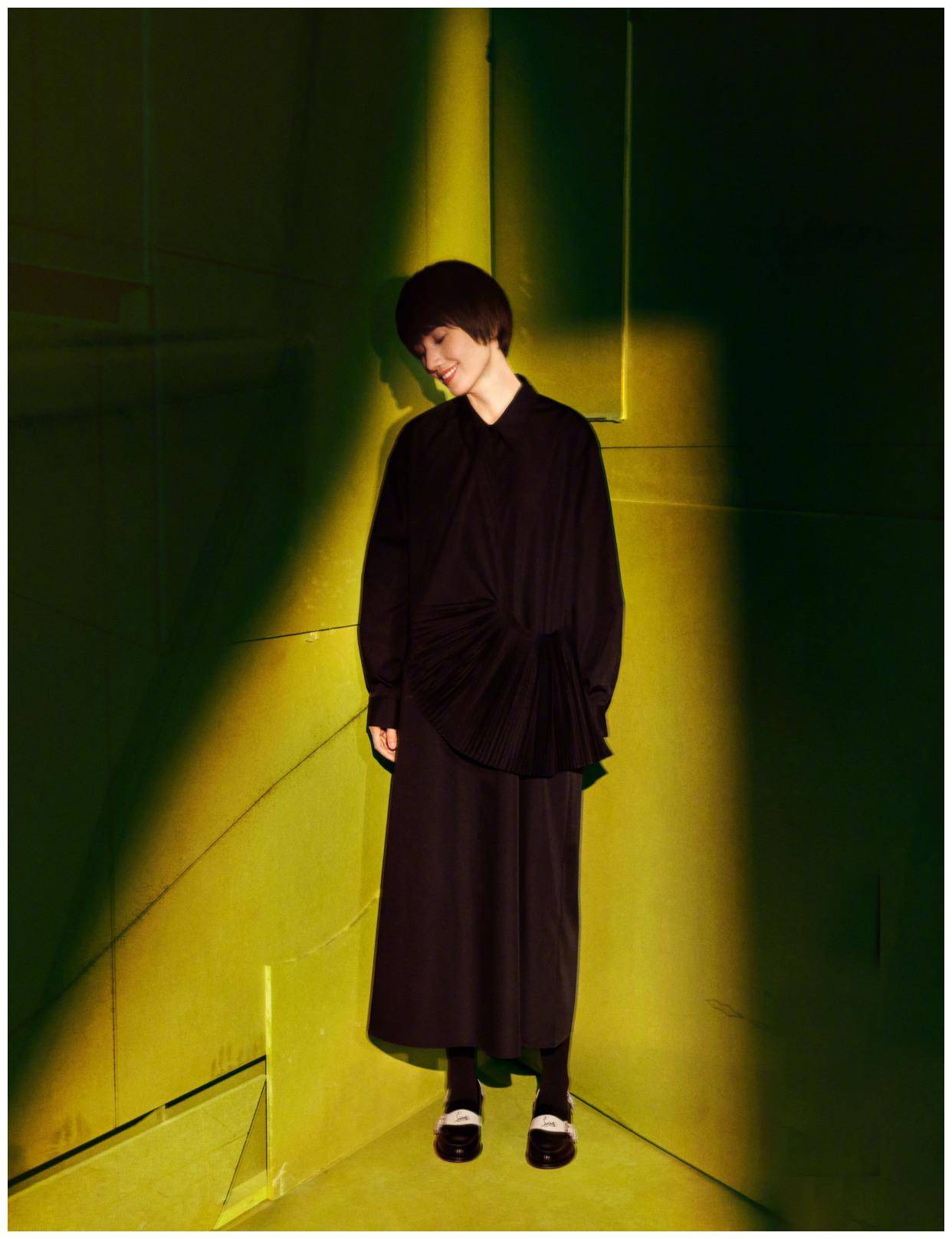 原创袁泉终于突破自我黑色廓形毛衣配森林绿皮裙42岁最美的模样