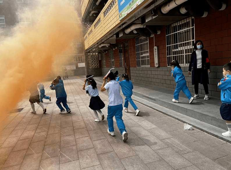 临潼区:华清小学开展防震防火防灾安全演练