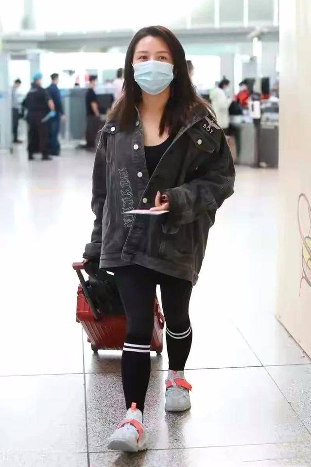 何洁身材严重走样,失业了打扮寒酸,素颜走机场还不如普通人_真就_显得