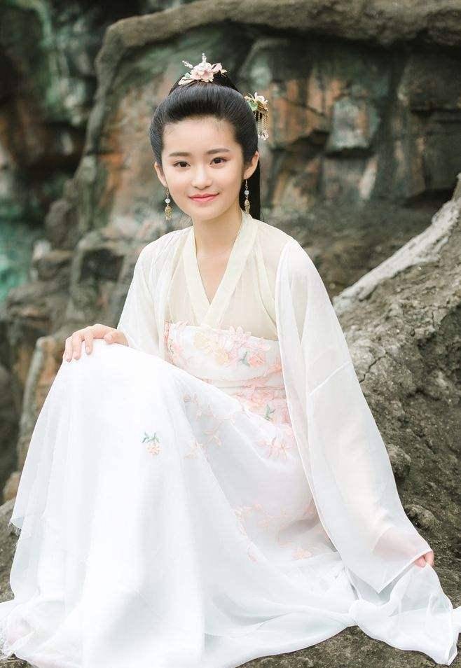 原创00后小花古装扮相张子枫蒋依依都很美而她气质取胜