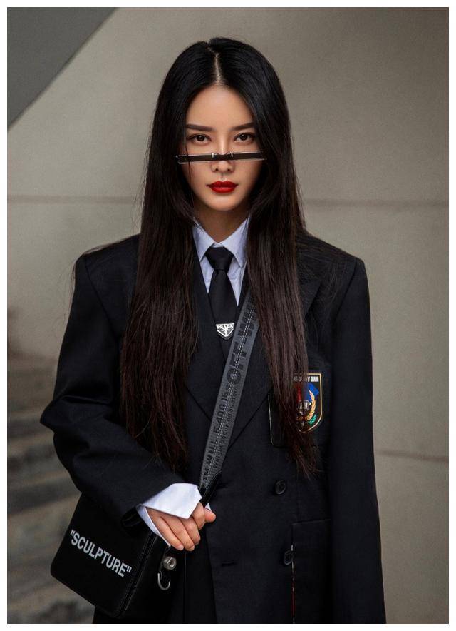 原创时尚博主任子墨太会穿了个性的黑色穿搭展现出高冷时尚的魅力