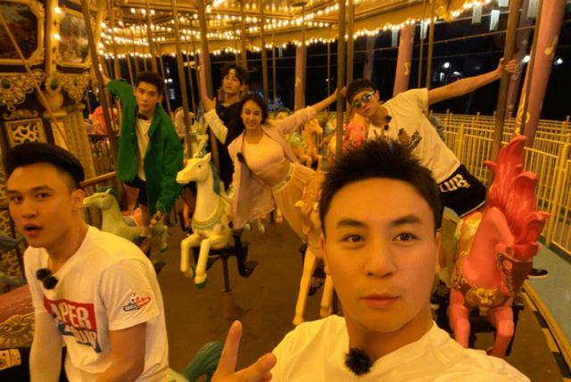 原创释小龙深夜约会美女开豪车晒游艇没戏拍也阔绰32岁仍是未婚