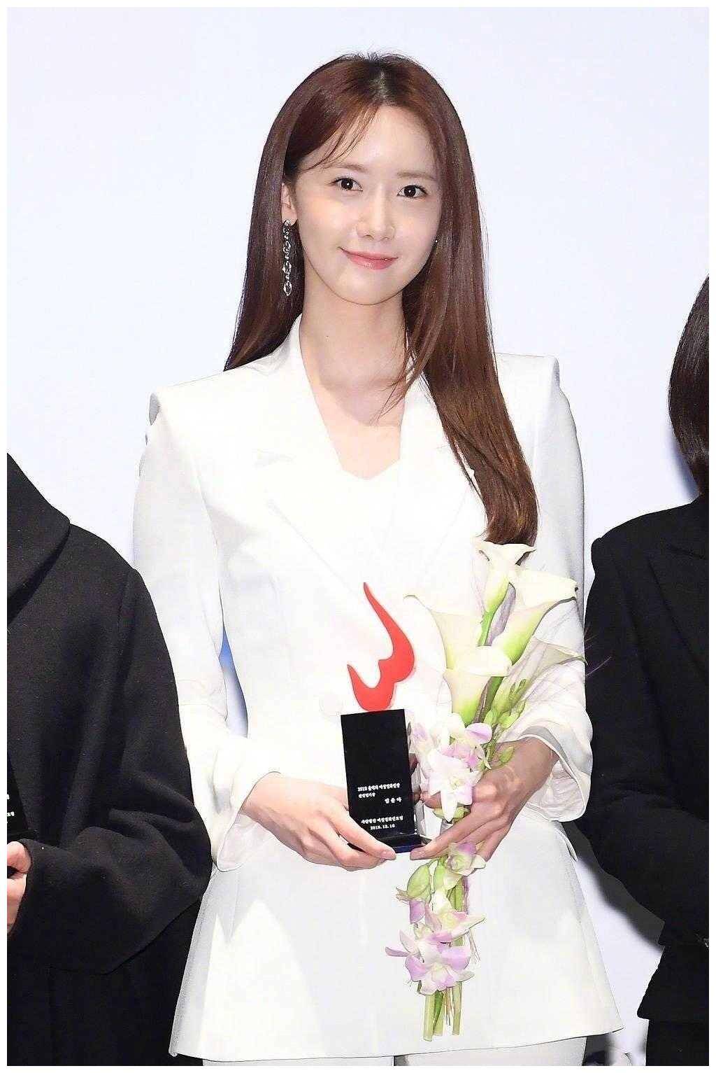 林允儿真漂亮,身穿白色西服look套装清纯又可爱,干练时髦_西装_颜色