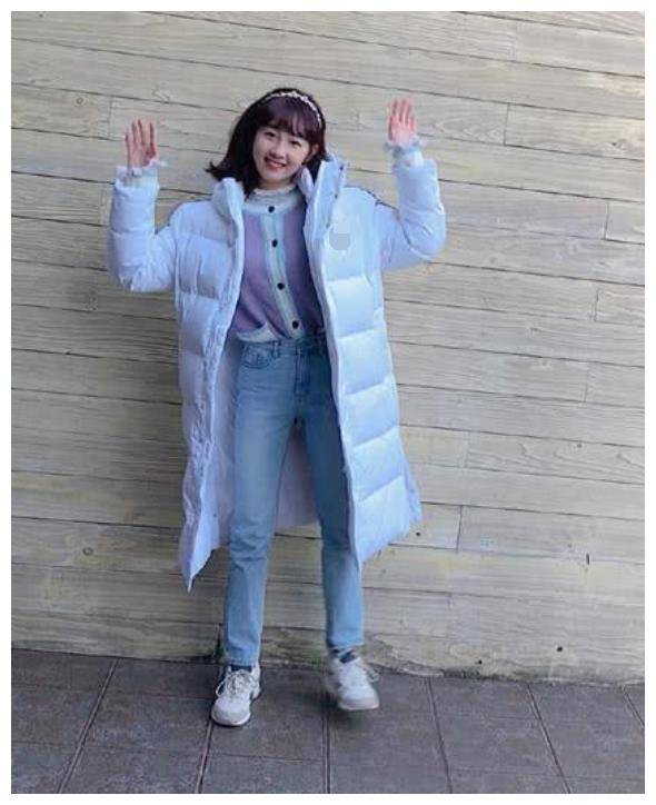 李子璇终于风格了,穿"男友毛衣"走机场,长发披肩真女神!