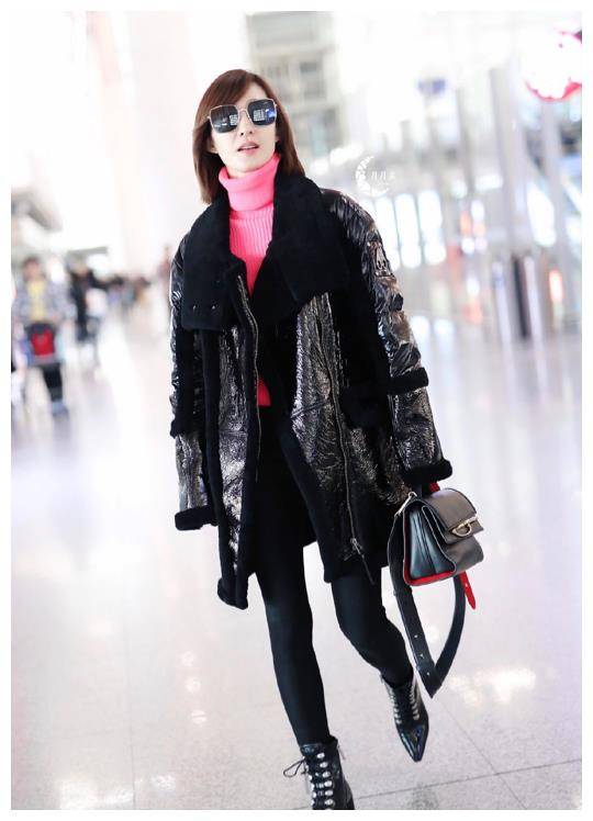 原创35岁王丽坤颜值太能打黑色大衣叠穿粉丝衬衫肤白貌美惹人羡