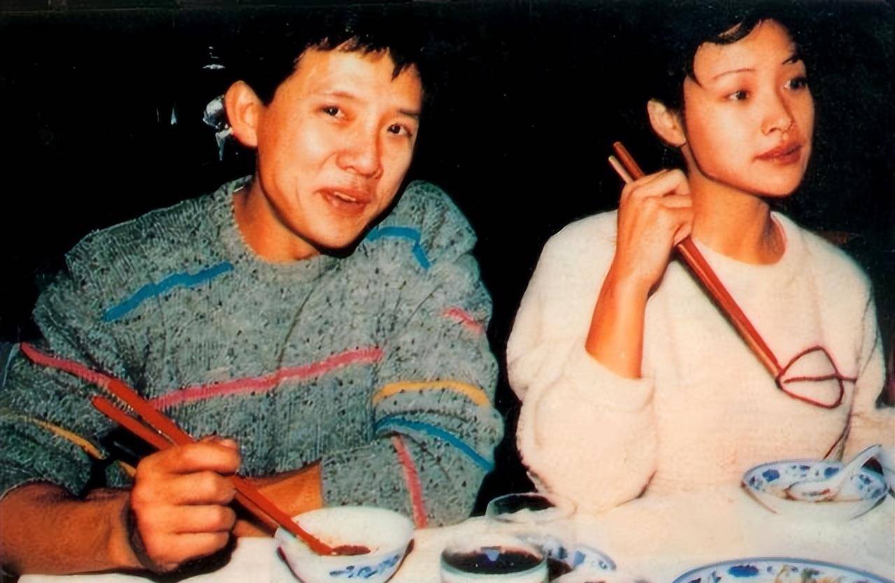 1985年陈冲与柳青领证了,俩人结婚.陈冲24岁,因为结婚拥有了米国护照.