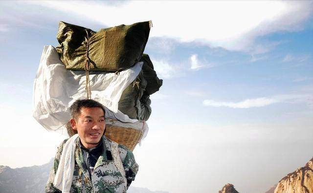 原创华山独臂挑夫何天武4000多次行走在悬崖上为扛起残缺的家