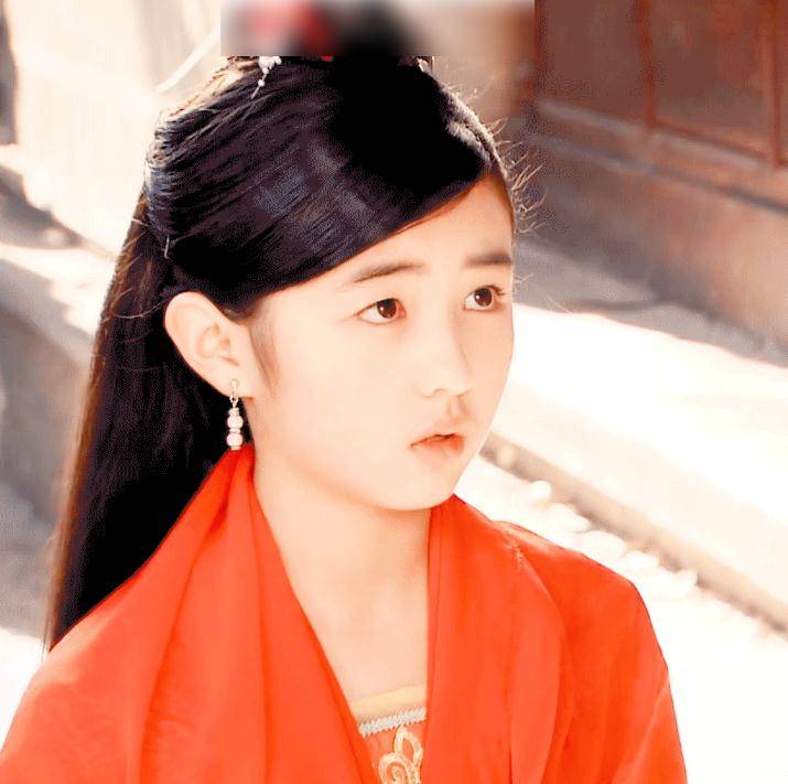 原创张子枫古装造型曝光淡妆下柳叶眉太抢镜小家碧玉梦回童年这气质