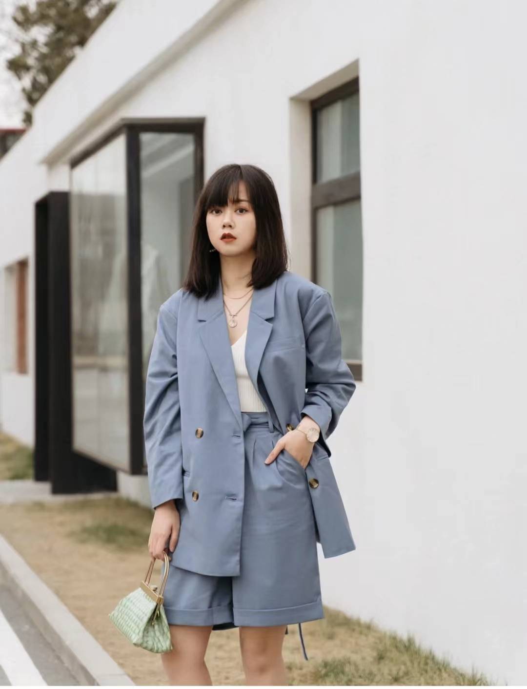 原创西装短裤套装配什么鞋子好看西装短裤套装怎样搭配图片