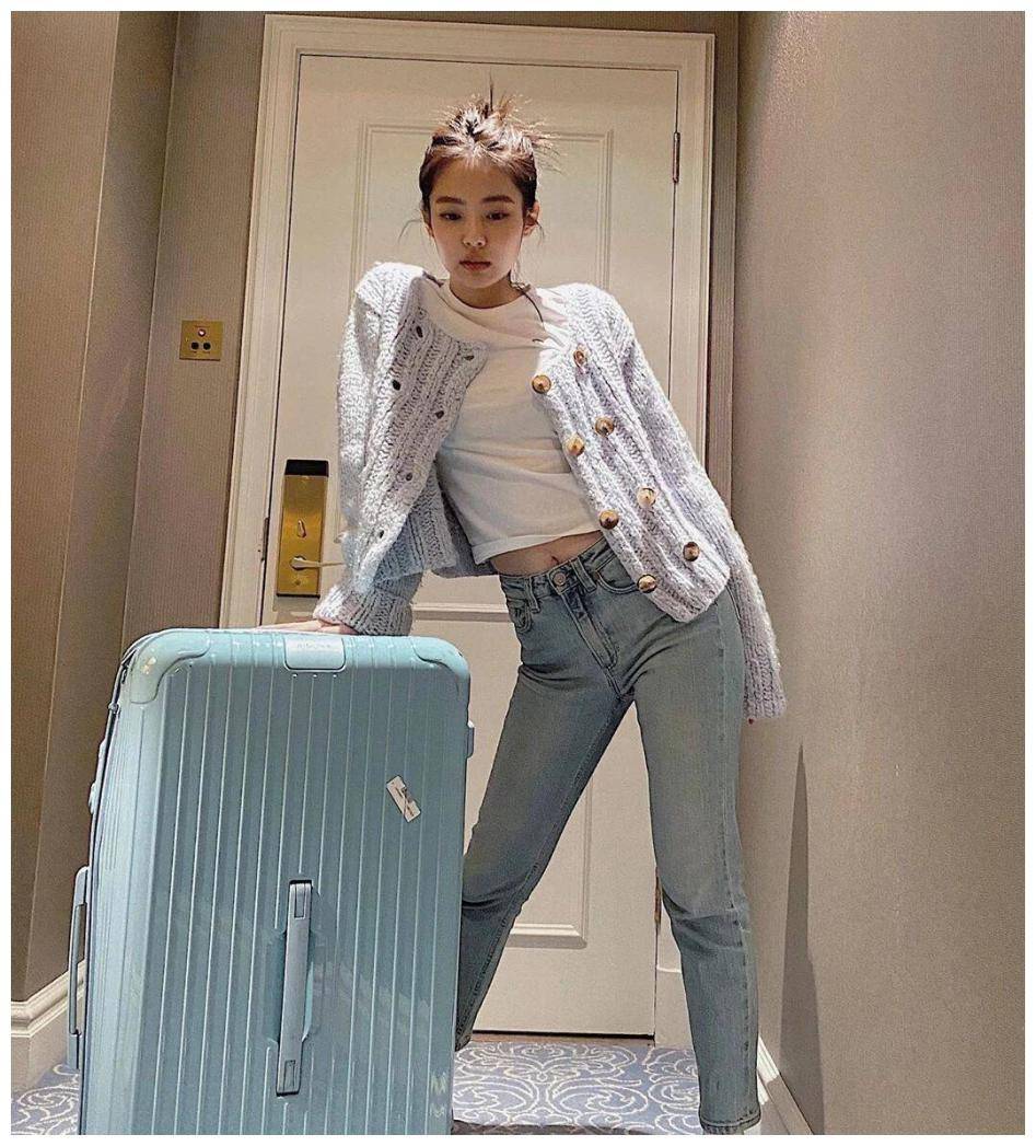 原创jennie带火了一种针织衫叫穿一半露一半凹凸身材太撩人