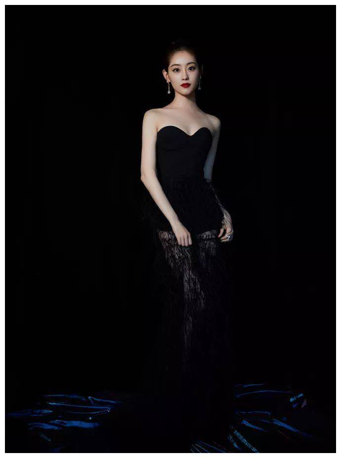 祝绪丹这礼服有点猛呀!