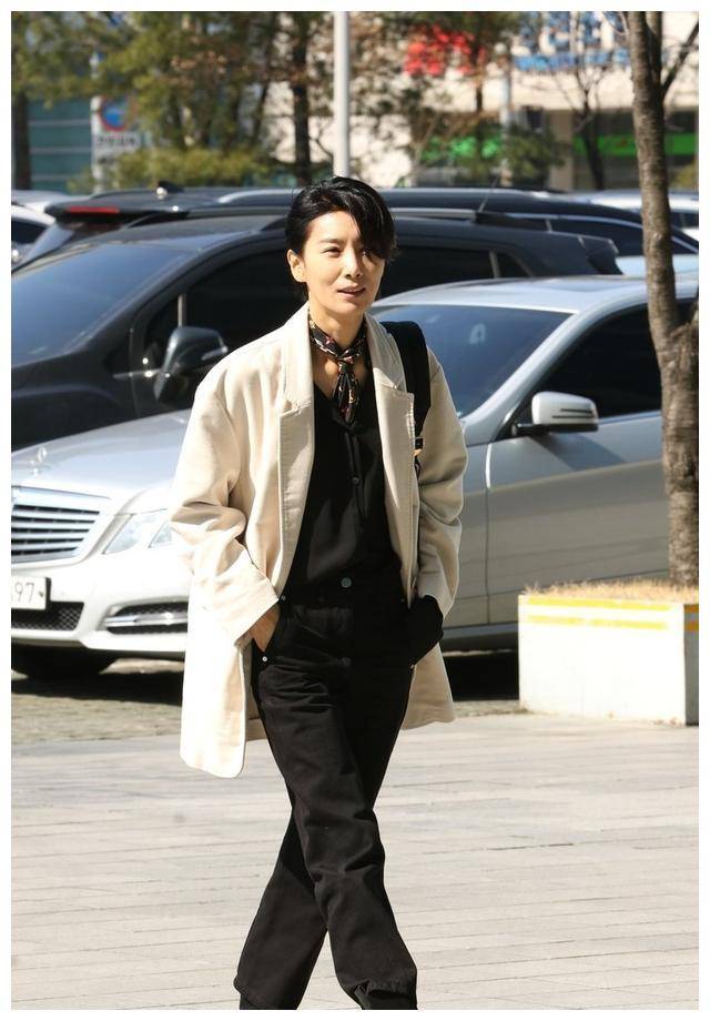 46岁金瑞亨换发型,穿男士西装配领带又美又飒,风格转变相当惊艳_黑色