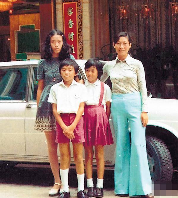 近况曝光,牵手小20岁女伴出行,打扮时髦撞脸赵本山_星爸_星妈_于文凤