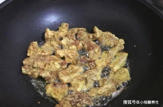 炸酥肉时，记得加最后一步，这样酥肉又酥又脆，吃起来不油腻