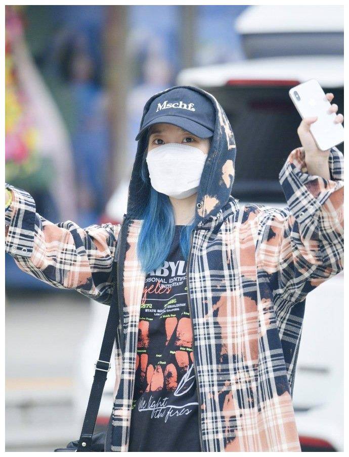 原创国民妹妹iu发布新专辑蓝色头发太抢风头又酷又叛逆