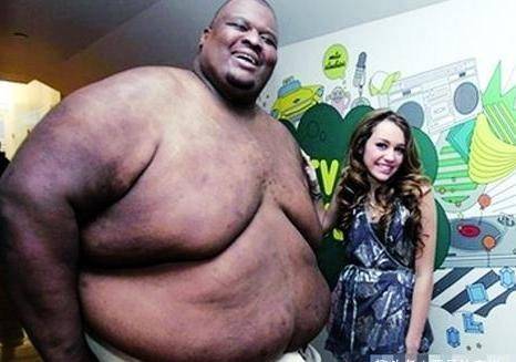 他是相扑界的泰森,巅峰时期体重415公斤,妻子睡觉会心惊胆战_亚伯勒