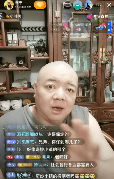 49岁老戏骨摆摊卖草莓引热议本人直播回应靠双手赚钱不丢人