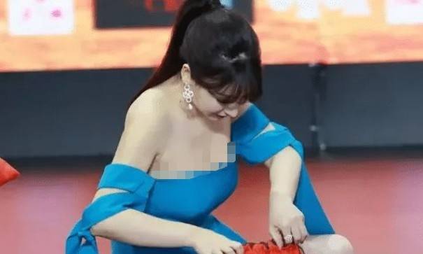 柳岩舞台展现真性情忘掉穿抹胸装提重物真不该弯腰