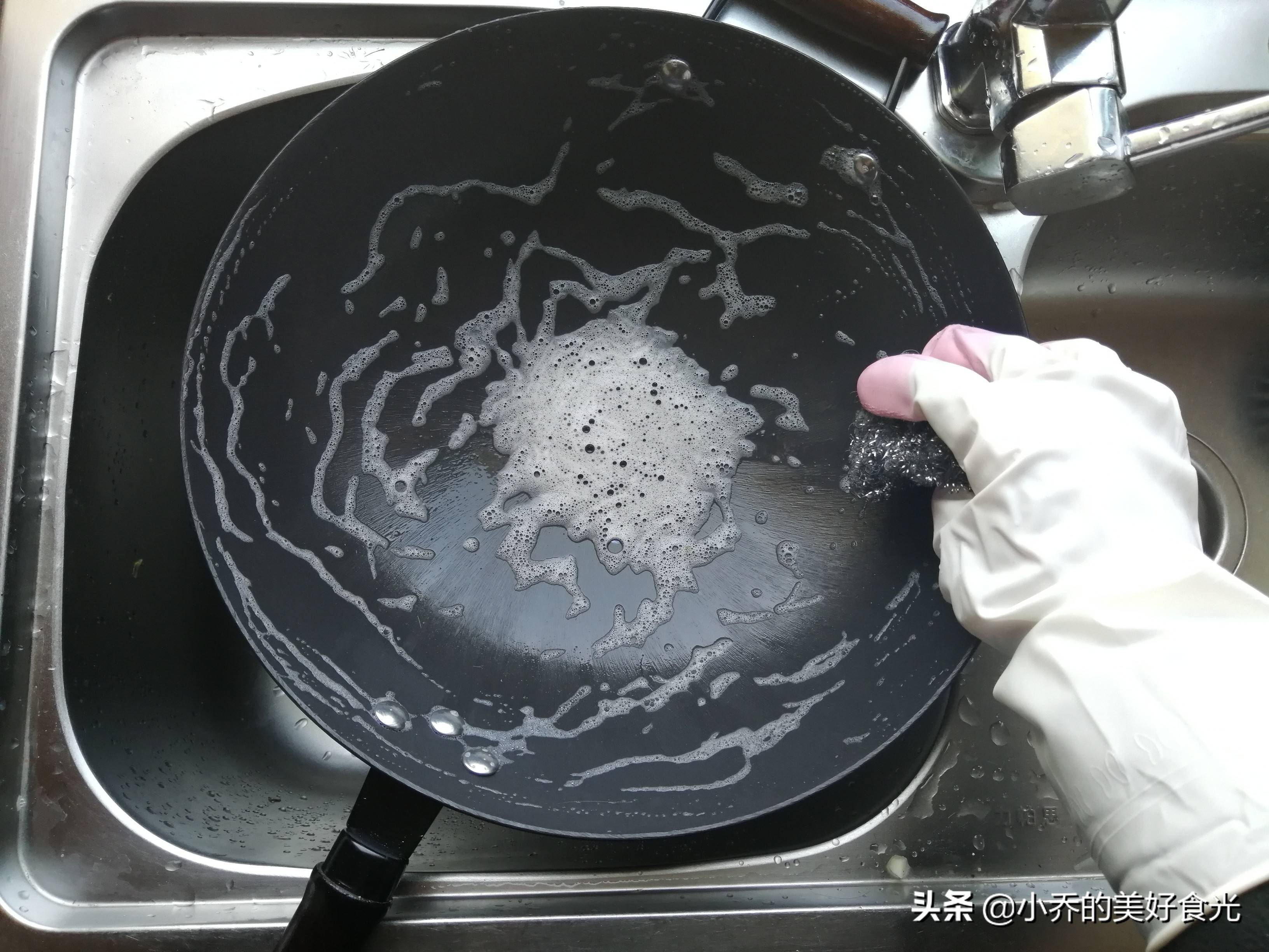 原创铁锅怎么开锅选对方法是关键生铁熟铁做法各不同整明白动手